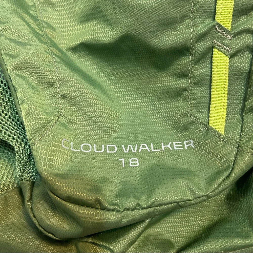 Camelbak Cloud Walker 18 Hydration Green Backpack Hiking Outdoor Gorpcore